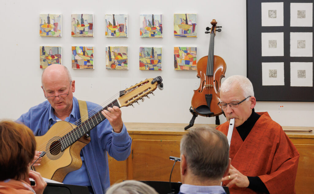 Alfred Böhm, Gitarre, Viola & Andreas Habert, Flöten aus aller Welt (v. l. n. r.)