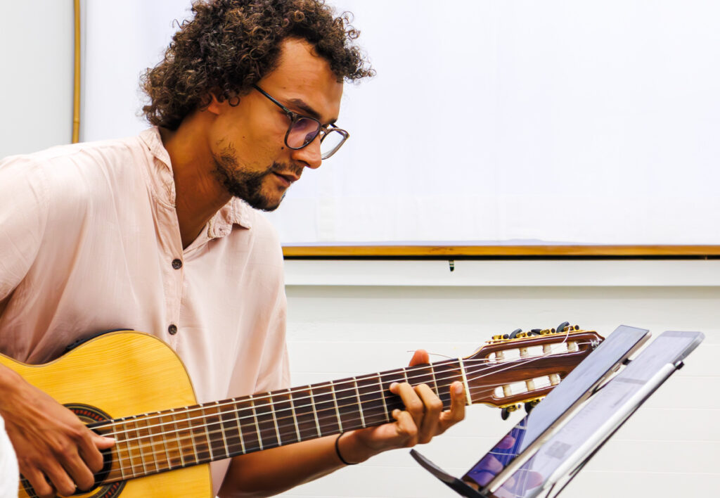 Pablo Marcos Oliveira Gisler, siebensaitige Gitarre